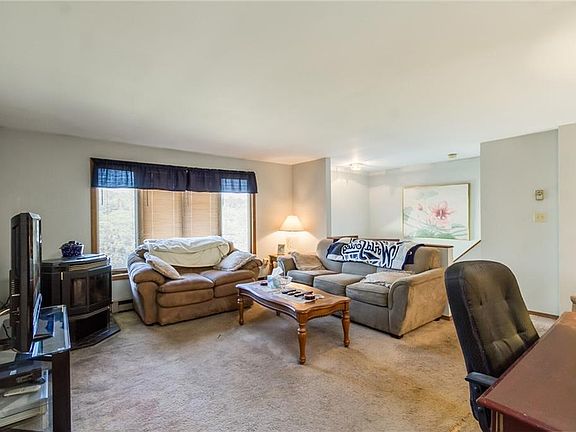 4th image of 2 Hillcrest Dr