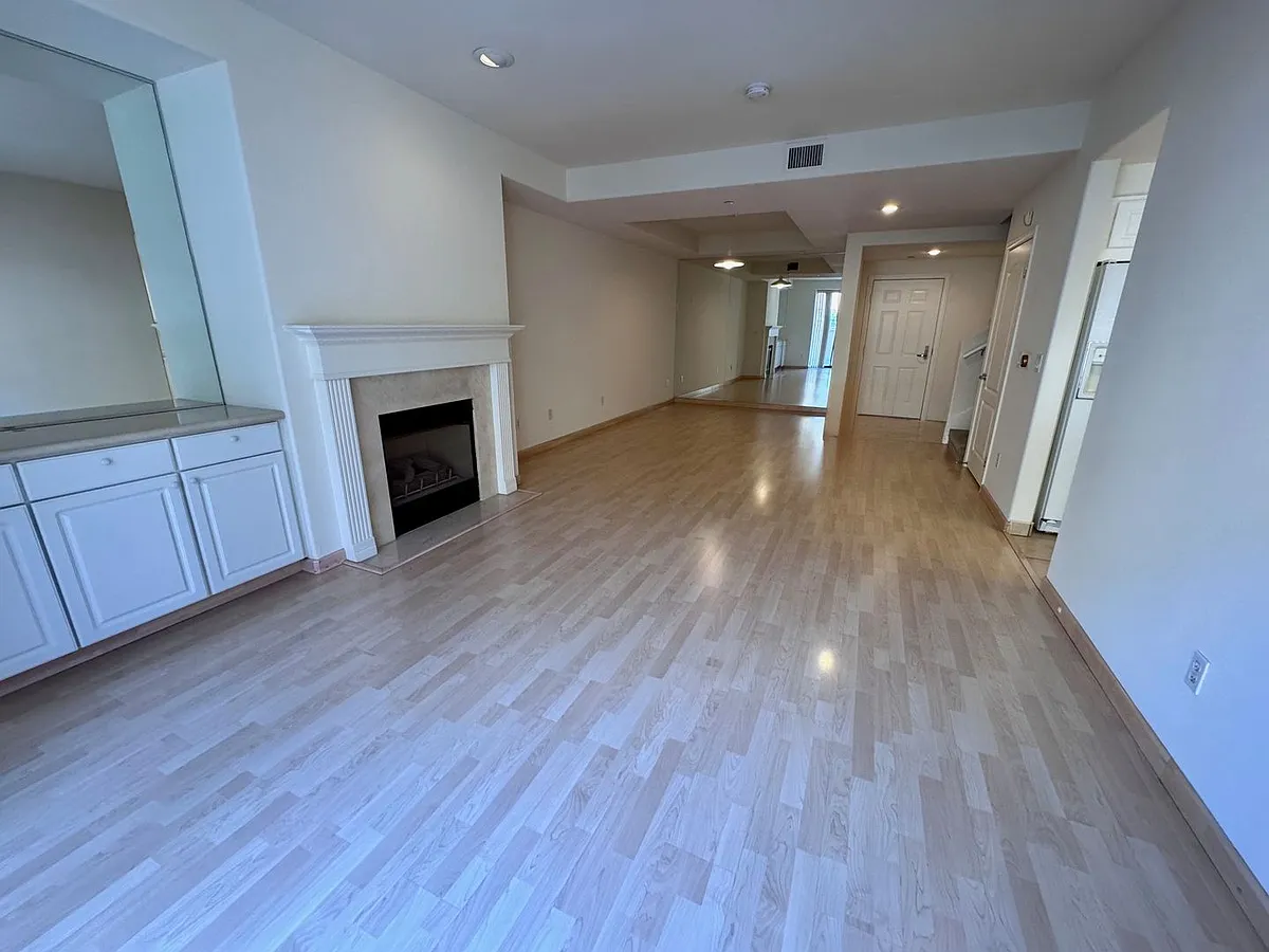 Building Photo - 144 S 3rd St #165