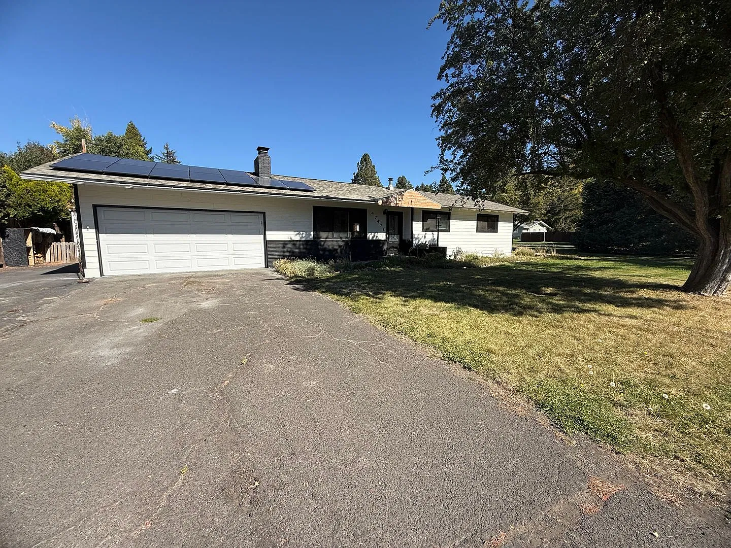 * 3 Bedroom 1.5 Bath with Garage and Solar * — Photo 2