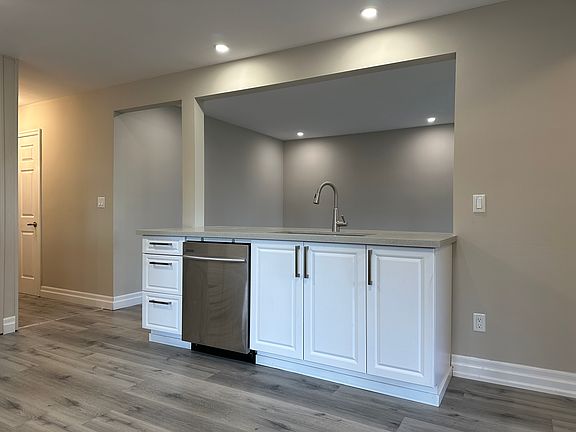 4th image of 368 Fairlawn St