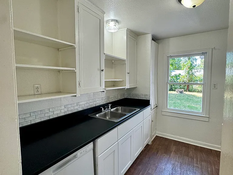 5513 Thomas Ln — Photo 18