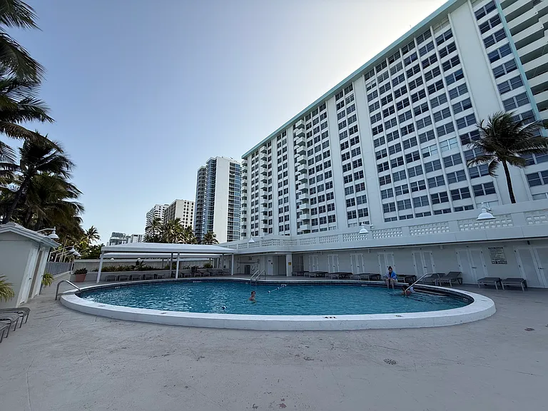 2899 Collins Ave #1022 — Photo 34