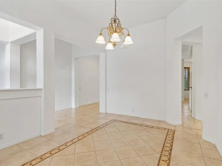 2204 Elizabeth Way — Photo 5