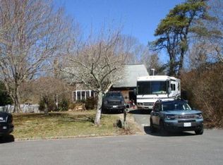 17 Ginny Ln, Hampton Bays, NY 11946