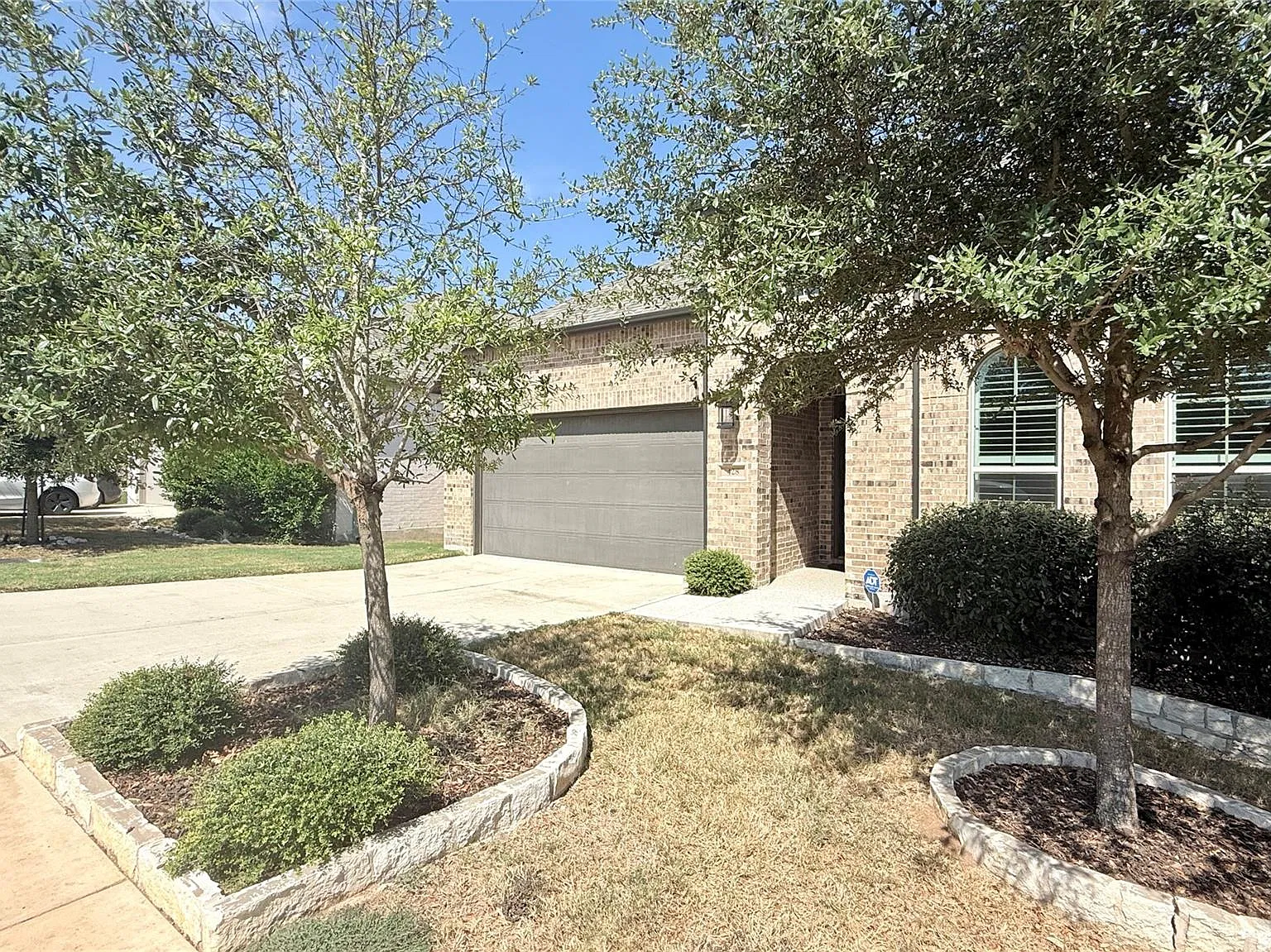 4 bed, 2.5 bath, 2080 sqft, $2,700 — Photo 2