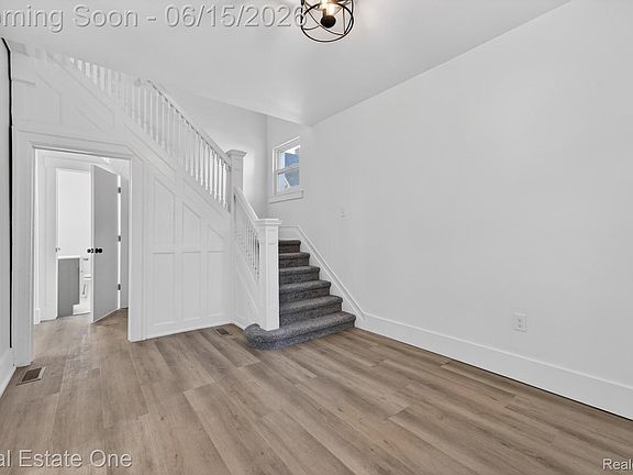 4th image of 255 Poplar St