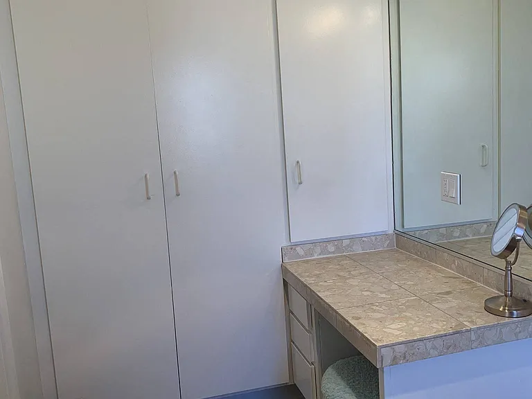 Lindbrook Manor Apartments — Photo 97