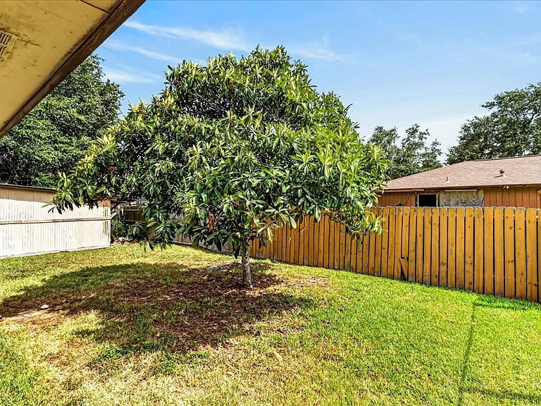 1622 La Joya St — Photo 42