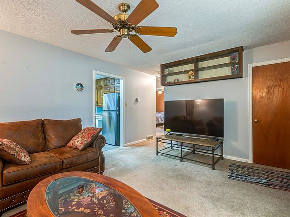 5th image of 905 Windsor Dr