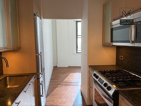 3rd image of 120 Greenwich St APT 7B