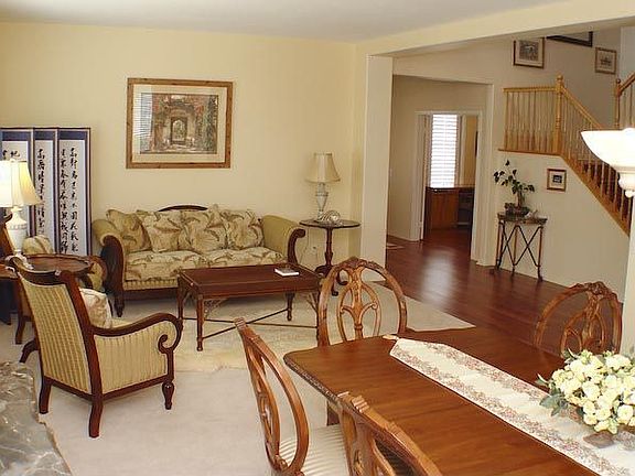 Spacious 23'x10' Formal Living/Dining 