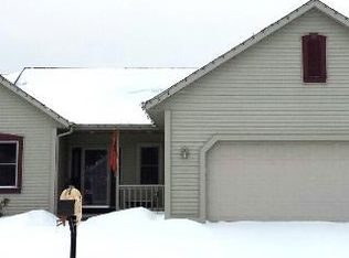 1233 Garfield Ln, Hartford, WI 53027