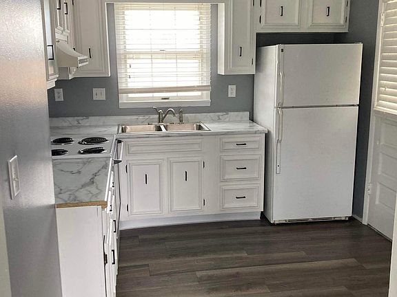2nd image of 202 E Meadow Ln