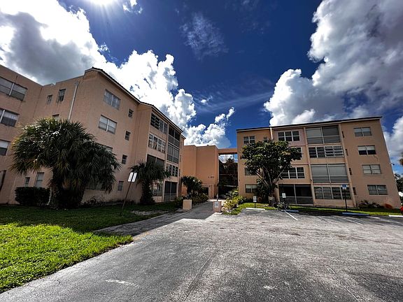 3rd image of 2850 Somerset Dr APT 212L