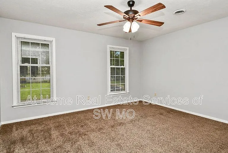 834 E Manchester Dr — Photo 17