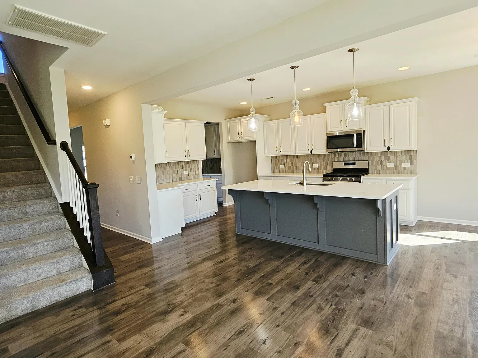4 bed, 2764 sqft, $2,500 — Photo 3