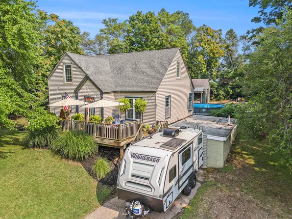 1421 Rosewood St, Jenison, MI 49428