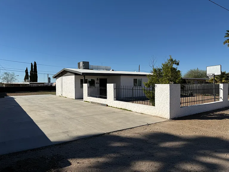 6824 S Burcham Ave — Photo 3