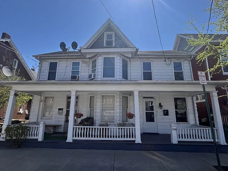 236 E King St — Photo 1
