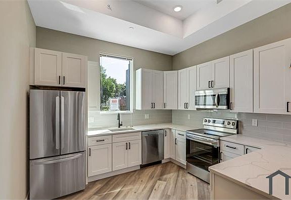 3rd image of 3006 Ridge Ave
