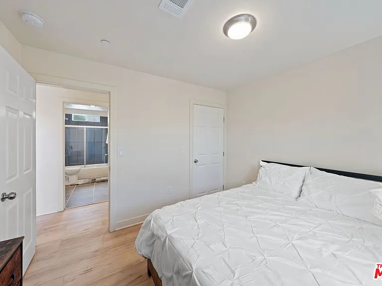 5912 S Flower St — Photo 24