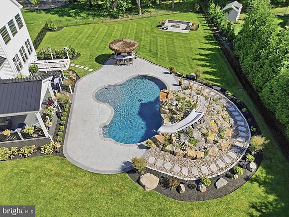 3rd image of 7 Lily Ln