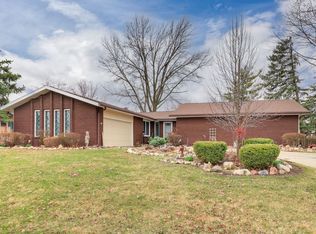 101 S Williamsburg Dr, Bloomington, IL 61704
