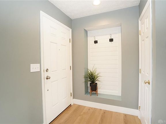4th image of 413 Lake Shore Dr