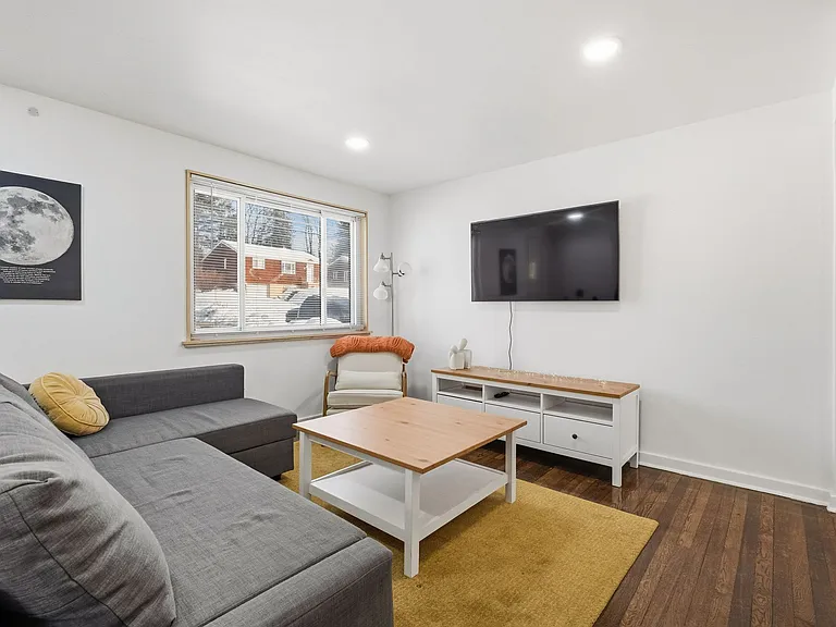 215 McMasters Dr — Photo 3
