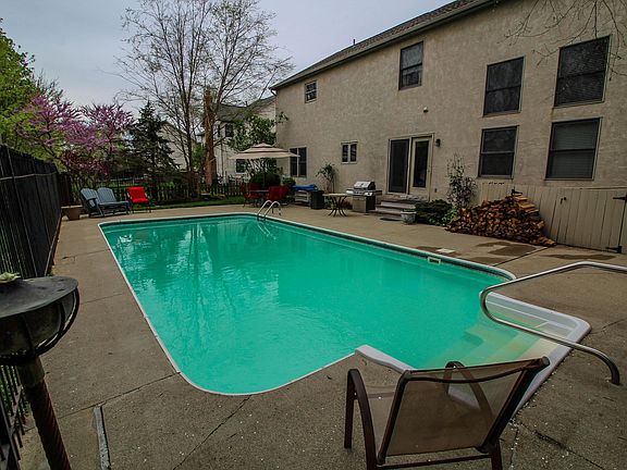 3rd image of 682 Bay Dr
