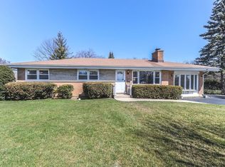 22 W Pine Ave, Roselle, IL 60172