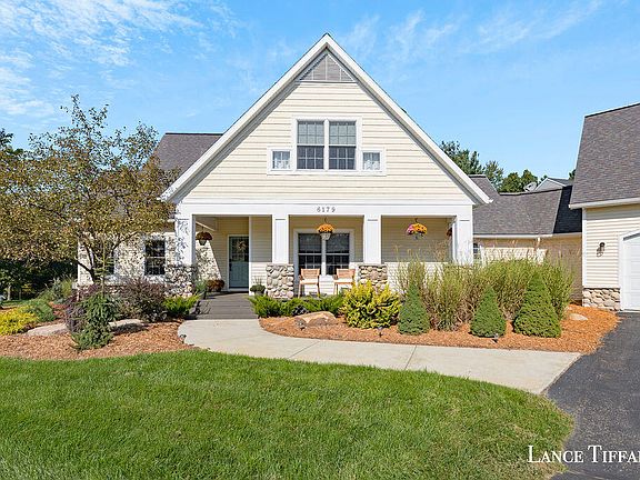 3rd image of 6179 Arrowcrest Ct NE