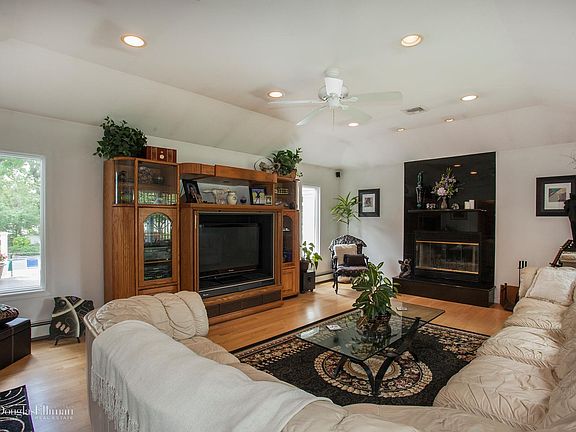5th image of 64 Rosemary Ln