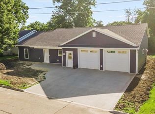 206 7th Ave SW, Independence, IA 50644