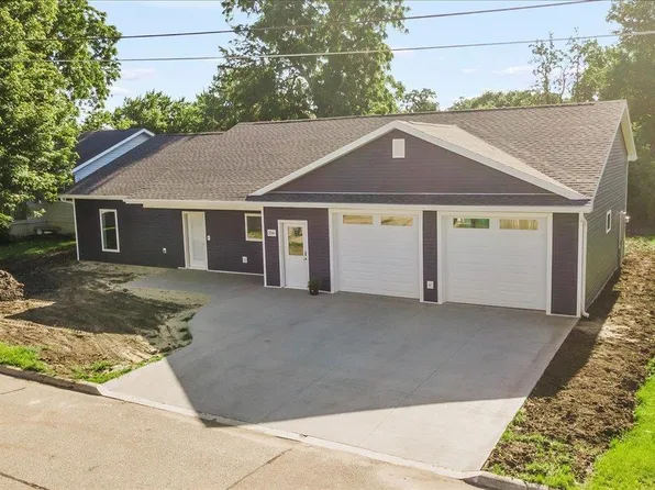 206 7th Ave SW, Independence, IA 50644