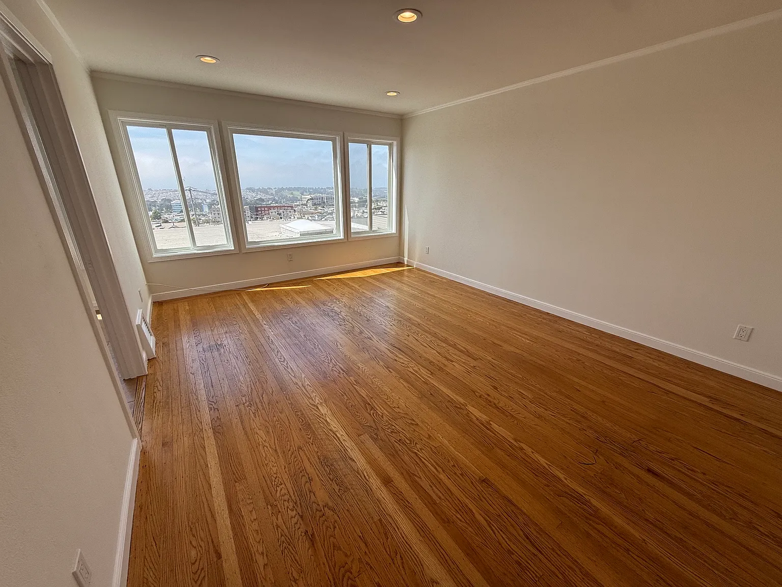 3 bed, 1625 sqft, $5,000 — Photo 2
