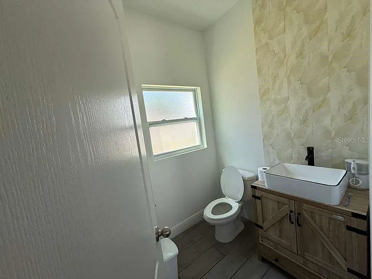 408 Finley Ave — Photo 9