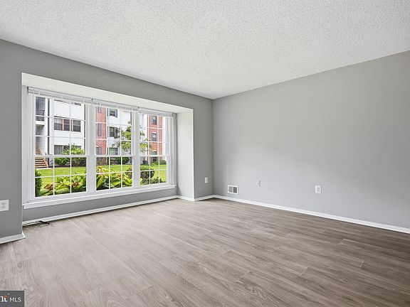 3rd image of 6 Feiler Ct