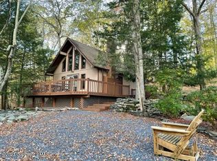 392 Saunders Dr, Bushkill, PA 18324