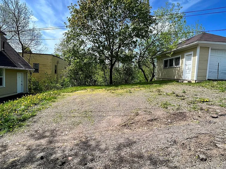 1317 E 2nd St — Photo 15