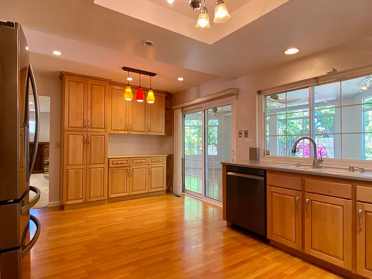 764 Starbush Dr — Photo 7
