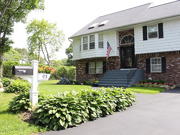 3rd image of 105 Argyle Ave