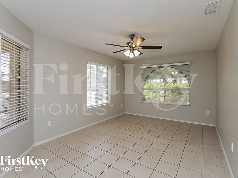934 E Elgin St — Photo 5