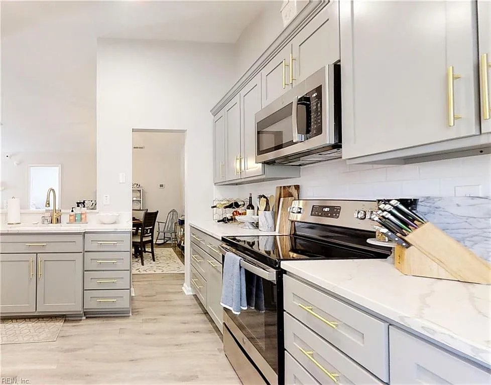 2 bed, 1117 sqft, $2,350 — Photo 3