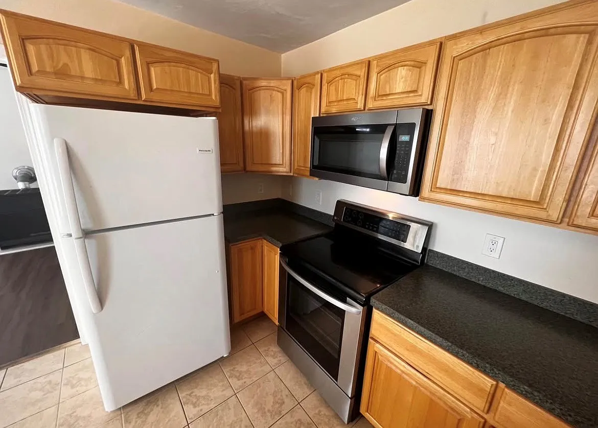 3 bed, 1000 sqft, $2,400 — Photo 3