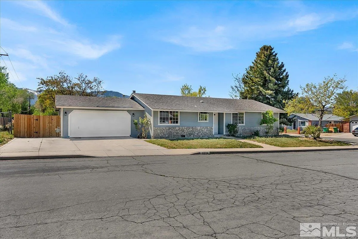 2074 Beverly Dr photo 1