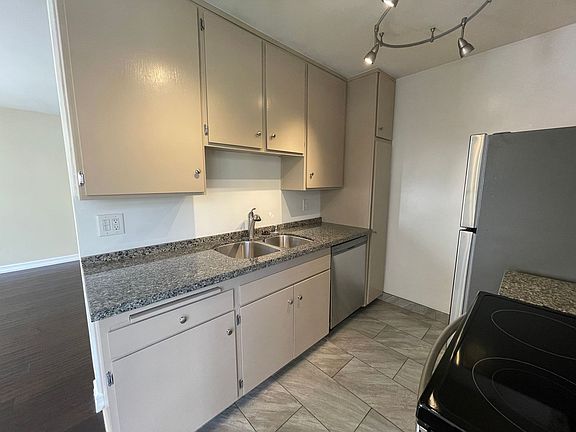 5th image of 1124 N Olive Dr