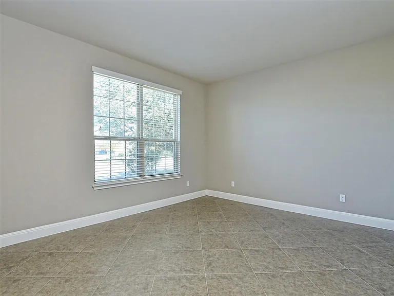 15205 Joseph Dr — Photo 3