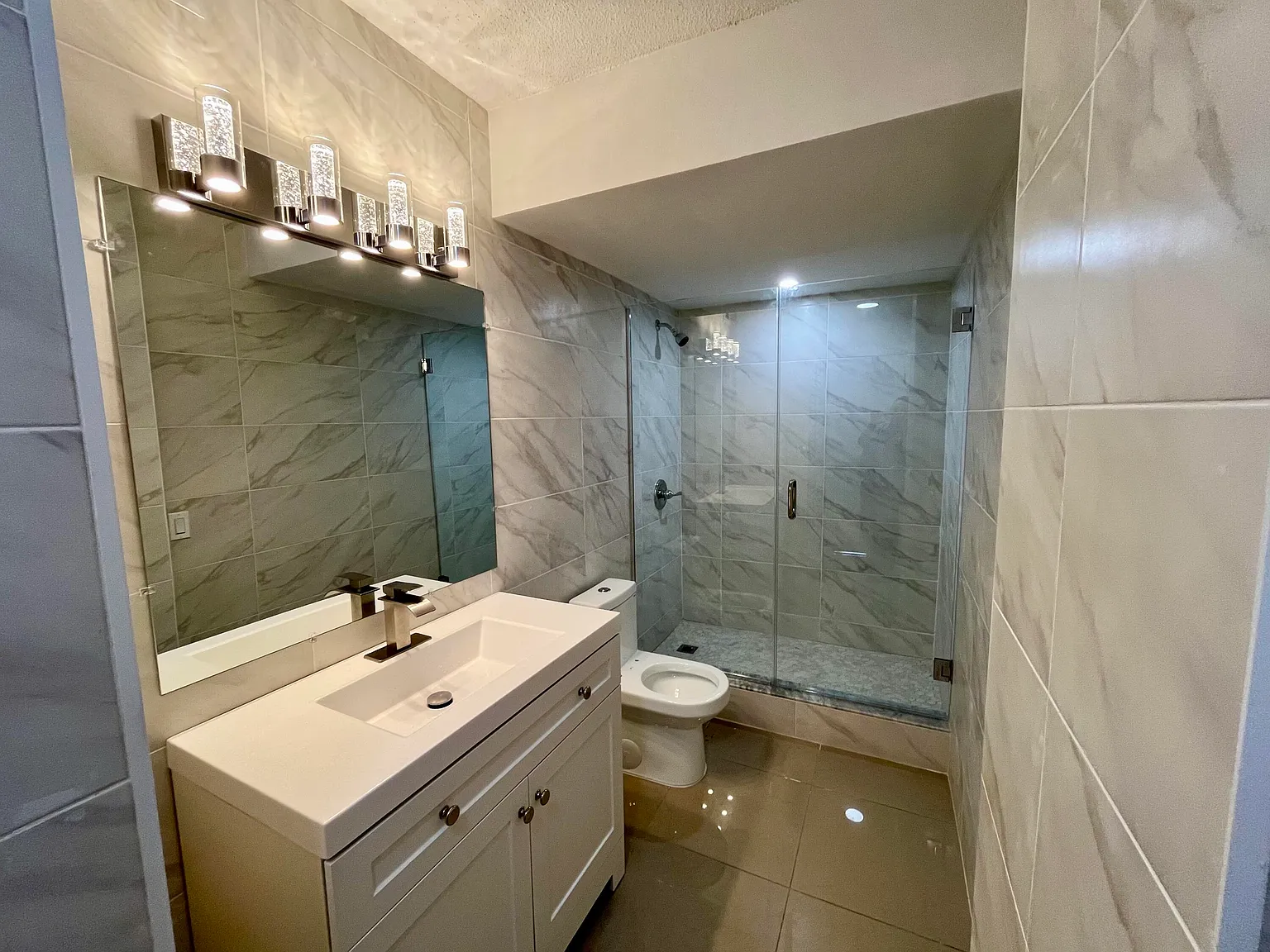 1 bed, 1.5 bath, 719 sqft, $2,000 — Photo 3