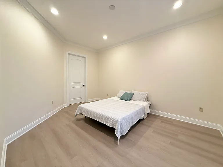 1210 The Plz — Photo 16